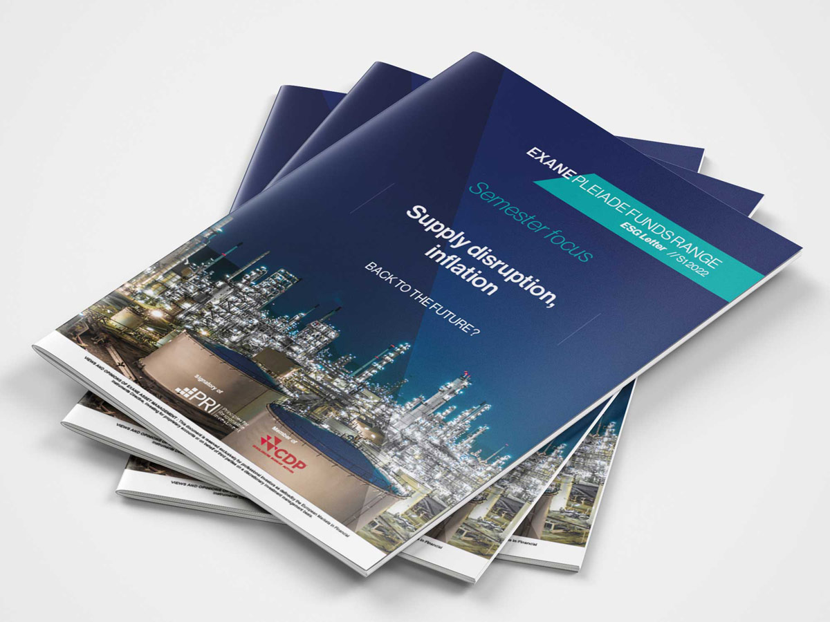 Pile de rapports financiers ESG imprimés pour Exane Asset Management. Design de la première de couverture avec typographie moderne et photographie industrielle nocturne.